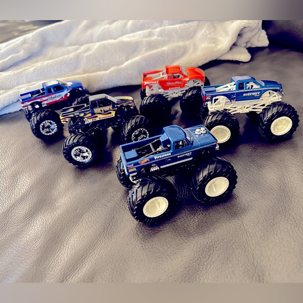 Hot Wheels Monster Trucks 🔹BIGFOOT Legacy Collectors Set, 1:64 Scale, Set of 5 - Picture 12 of 13